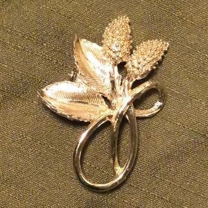 Pretty Gold Tone Flower Botanical Brooch